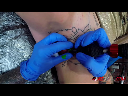 ❤️ Sully Savage, hottie estremamente tatuata, hà fattu un tatuatu nantu à u clitoris Solo porno à co.elitemangas.top ❌️